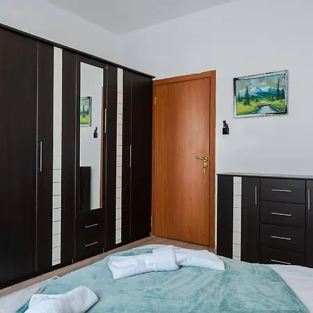 Spacious 3bd Apartment *