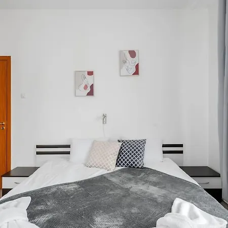 Spacious 3bd Apartment *