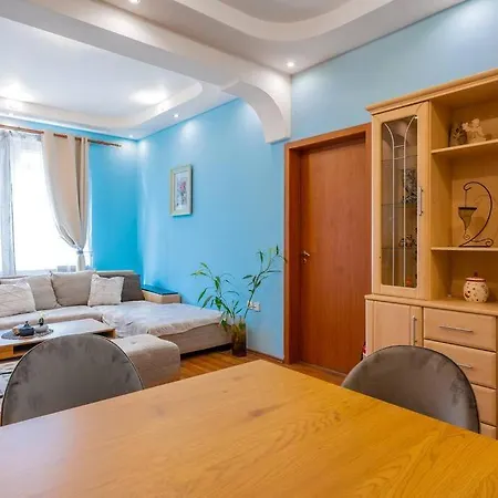 Spacious 3bd Apartment *